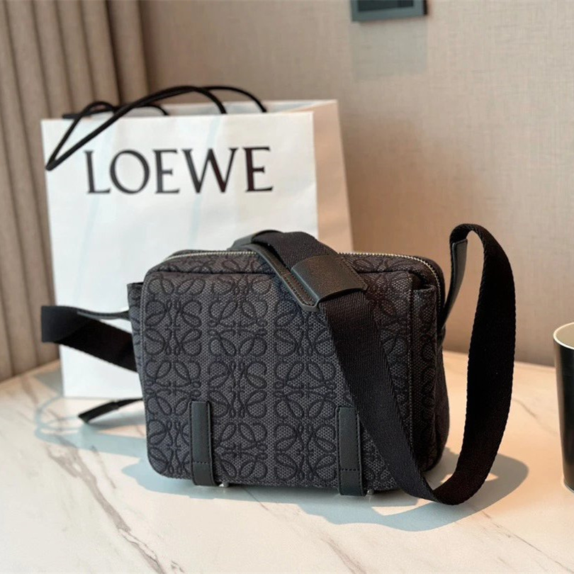 LOEWE羅意威包包 男生斜背包 翻蓋郵差包 大容量斜背包 旅行包 商務出差通勤包 黑色刺繡帆布包 男女通用側背包-細節圖2
