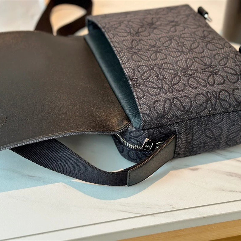 LOEWE羅意威包包 男生斜背包 翻蓋郵差包 大容量斜背包 旅行包 商務出差通勤包 黑色刺繡帆布包 男女通用側背包-細節圖5