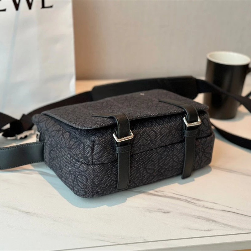 LOEWE羅意威包包 男生斜背包 翻蓋郵差包 大容量斜背包 旅行包 商務出差通勤包 黑色刺繡帆布包 男女通用側背包-細節圖6
