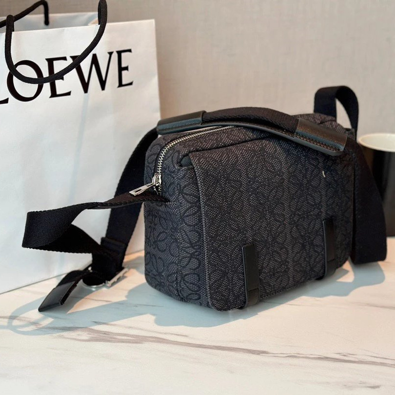 LOEWE羅意威包包 男生斜背包 翻蓋郵差包 大容量斜背包 旅行包 商務出差通勤包 黑色刺繡帆布包 男女通用側背包-細節圖7
