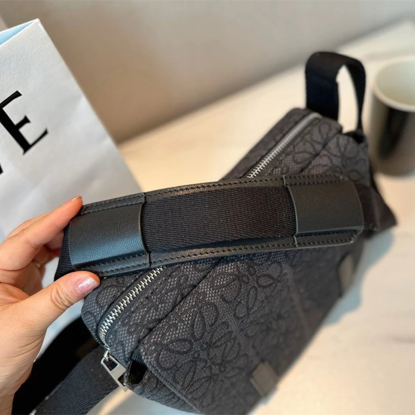 LOEWE羅意威包包 男生斜背包 翻蓋郵差包 大容量斜背包 旅行包 商務出差通勤包 黑色刺繡帆布包 男女通用側背包-細節圖8