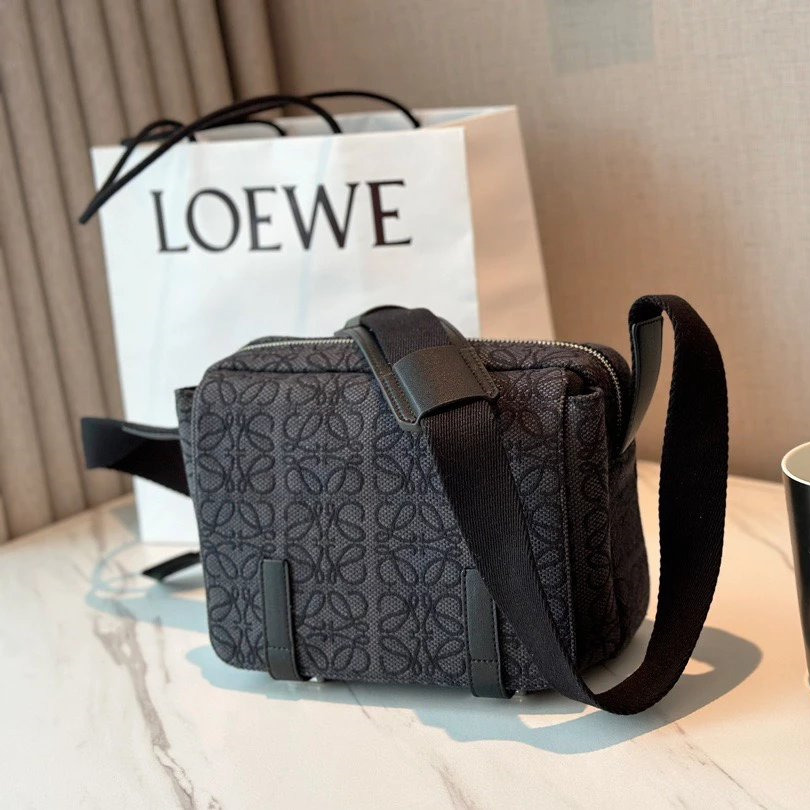 LOEWE羅意威包包 男生斜背包 翻蓋郵差包 大容量斜背包 旅行包 商務出差通勤包 黑色刺繡帆布包 男女通用側背包-規格圖9