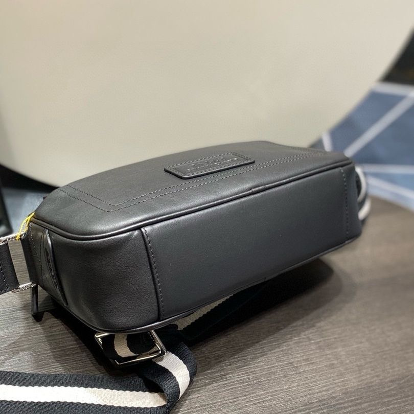Bally巴利包包 男生斜背包 男士相機包 真皮包包 黑色牛皮男包 時尚通勤包 運動包 多隔層小方包 小背包男 旅行包-細節圖7