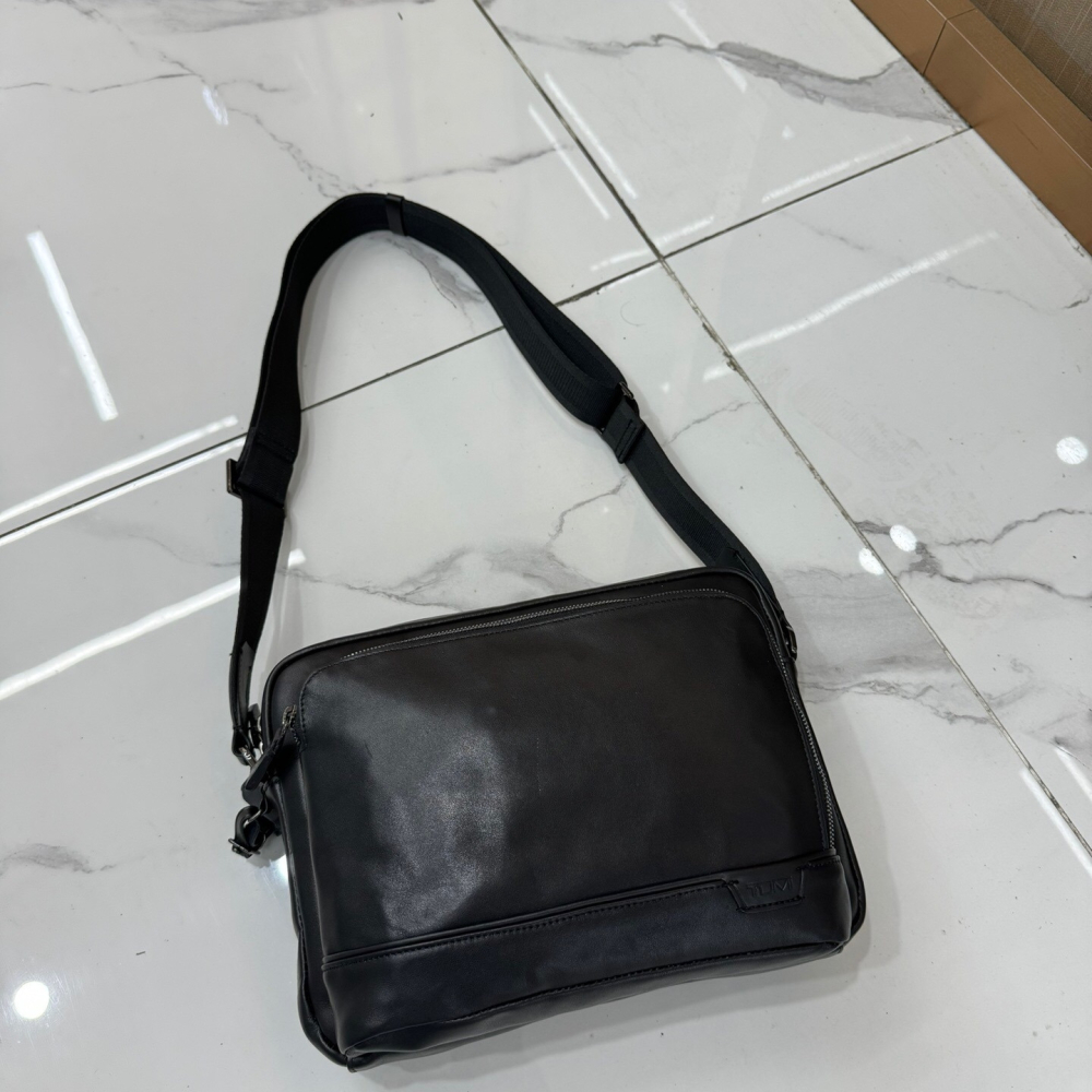 TUMI途明包包 HARRISON系列9602056D牛皮單肩包 商務休閒包 黑色皮質男包 真皮背包 多功能多隔層斜背包-細節圖4