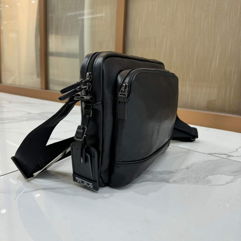 TUMI途明包包 HARRISON系列9602056D牛皮單肩包 商務休閒包 黑色皮質男包 真皮背包 多功能多隔層斜背包-細節圖5