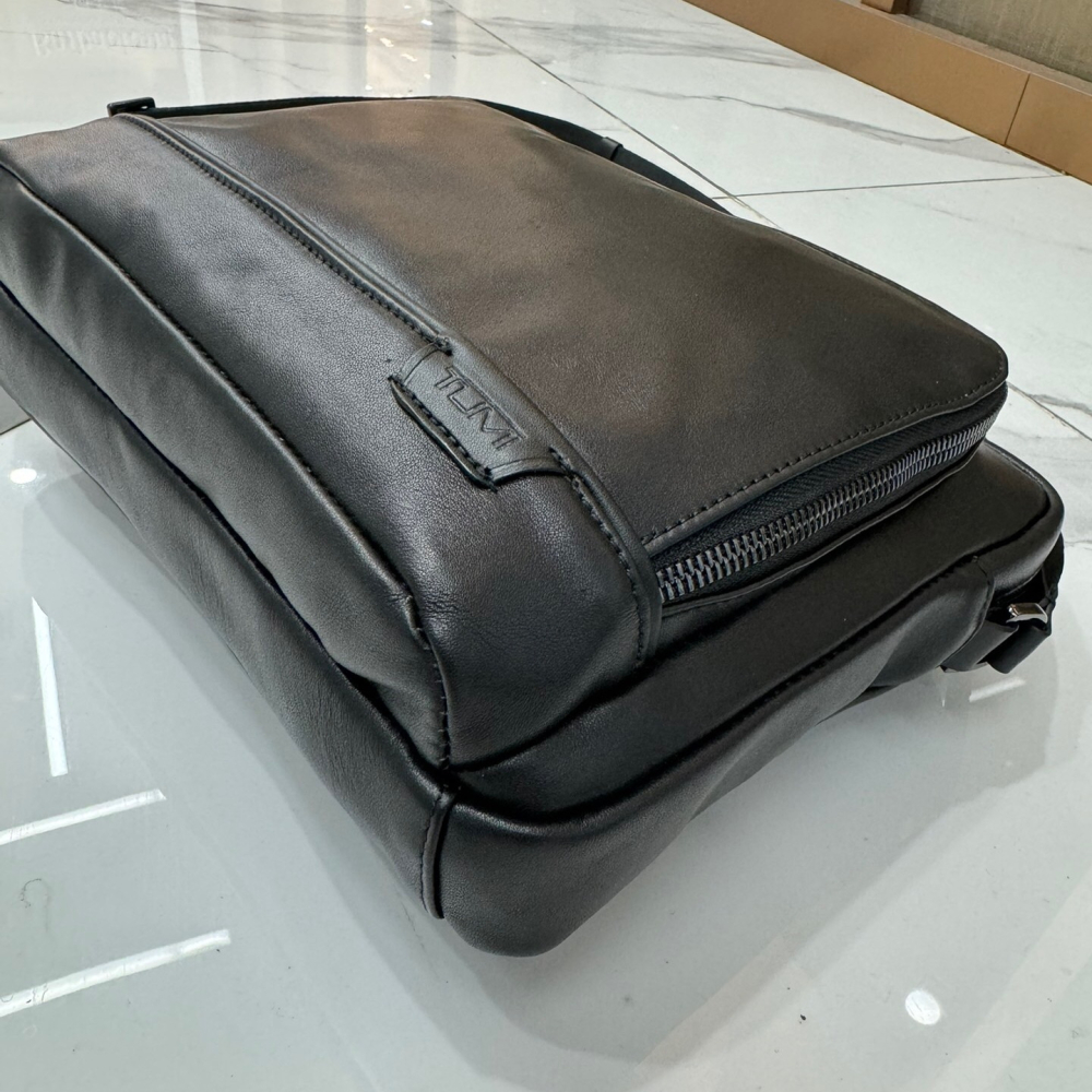TUMI途明包包 HARRISON系列9602056D牛皮單肩包 商務休閒包 黑色皮質男包 真皮背包 多功能多隔層斜背包-細節圖7