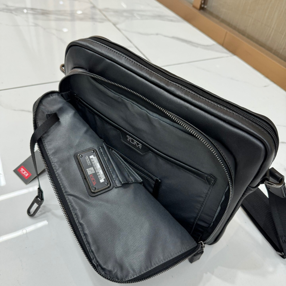 TUMI途明包包 HARRISON系列9602056D牛皮單肩包 商務休閒包 黑色皮質男包 真皮背包 多功能多隔層斜背包-細節圖8