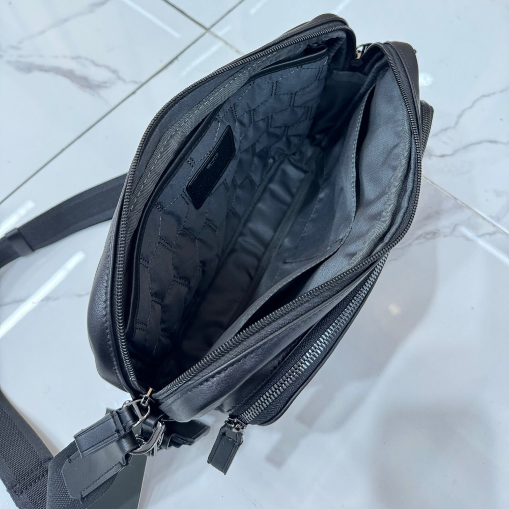 TUMI途明包包 HARRISON系列9602056D牛皮單肩包 商務休閒包 黑色皮質男包 真皮背包 多功能多隔層斜背包-細節圖9