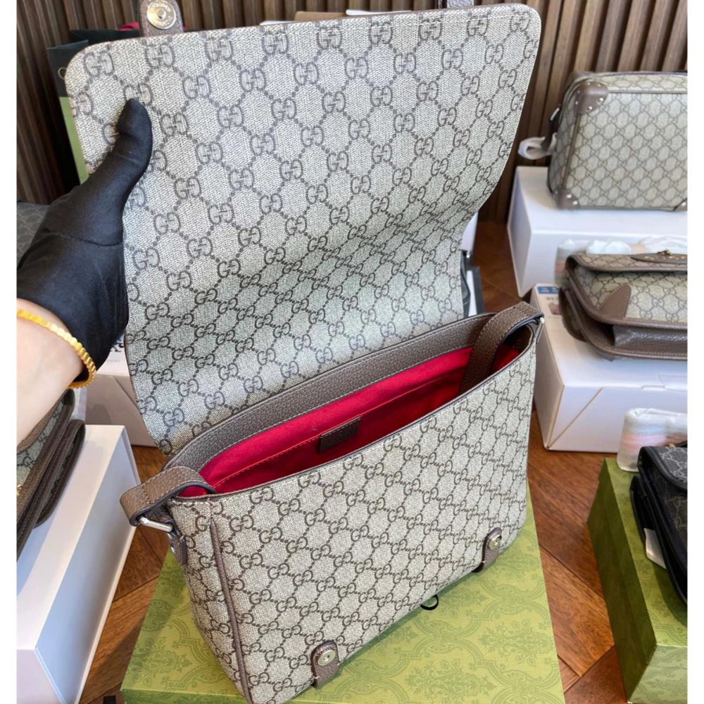 GUCCI郵差包 古馳包包 男生斜背包 單肩包 側背包 經典老花PVC拼牛皮翻蓋包 大容量背包男 公事包 商務通勤男包-細節圖9