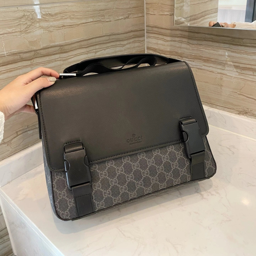 GUCCI郵差包 古馳包包 男生包包 男士斜背包 PVC拼牛皮翻蓋包 大容量單肩包 側背包 商務出差旅行包 休閒包 通勤-細節圖3