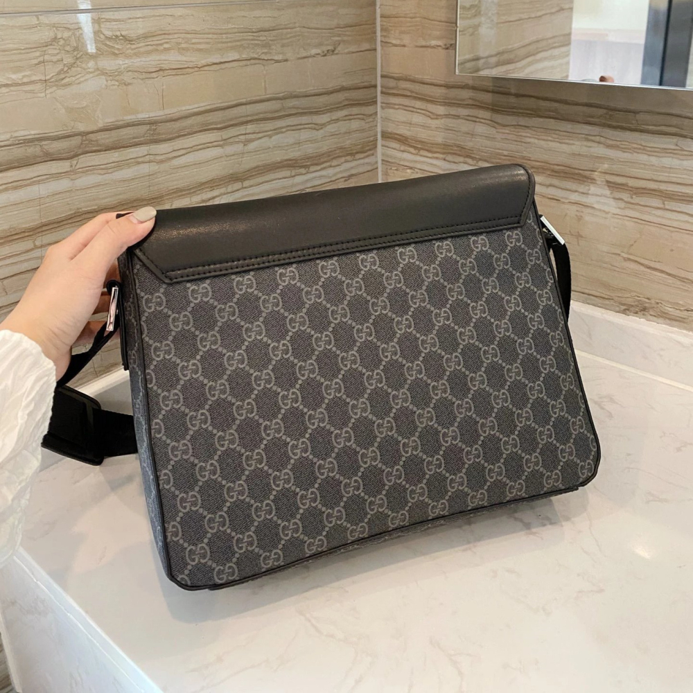 GUCCI郵差包 古馳包包 男生包包 男士斜背包 PVC拼牛皮翻蓋包 大容量單肩包 側背包 商務出差旅行包 休閒包 通勤-細節圖4