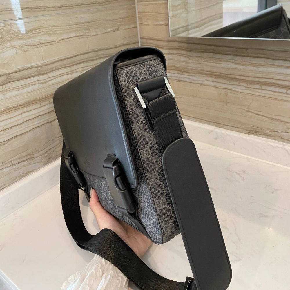 GUCCI郵差包 古馳包包 男生包包 男士斜背包 PVC拼牛皮翻蓋包 大容量單肩包 側背包 商務出差旅行包 休閒包 通勤-細節圖5