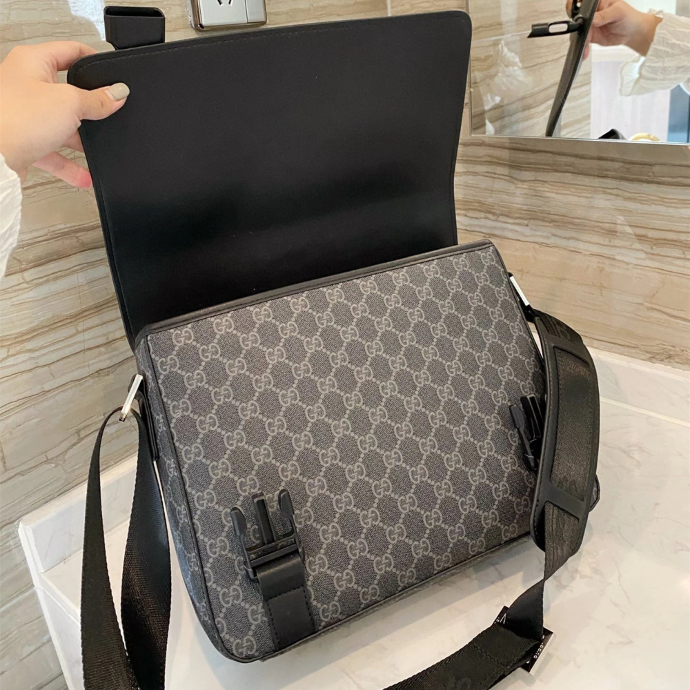 GUCCI郵差包 古馳包包 男生包包 男士斜背包 PVC拼牛皮翻蓋包 大容量單肩包 側背包 商務出差旅行包 休閒包 通勤-細節圖8