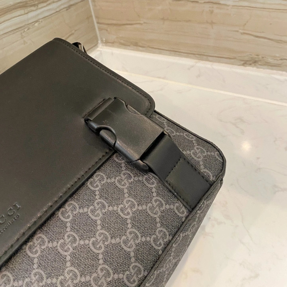 GUCCI郵差包 古馳包包 男生包包 男士斜背包 PVC拼牛皮翻蓋包 大容量單肩包 側背包 商務出差旅行包 休閒包 通勤-細節圖9