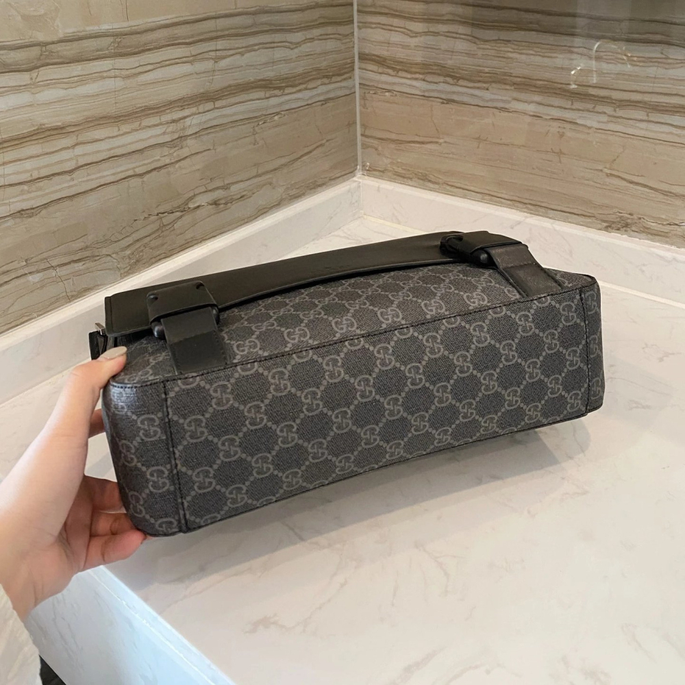 GUCCI郵差包 古馳包包 男生包包 男士斜背包 PVC拼牛皮翻蓋包 大容量單肩包 側背包 商務出差旅行包 休閒包 通勤-細節圖10