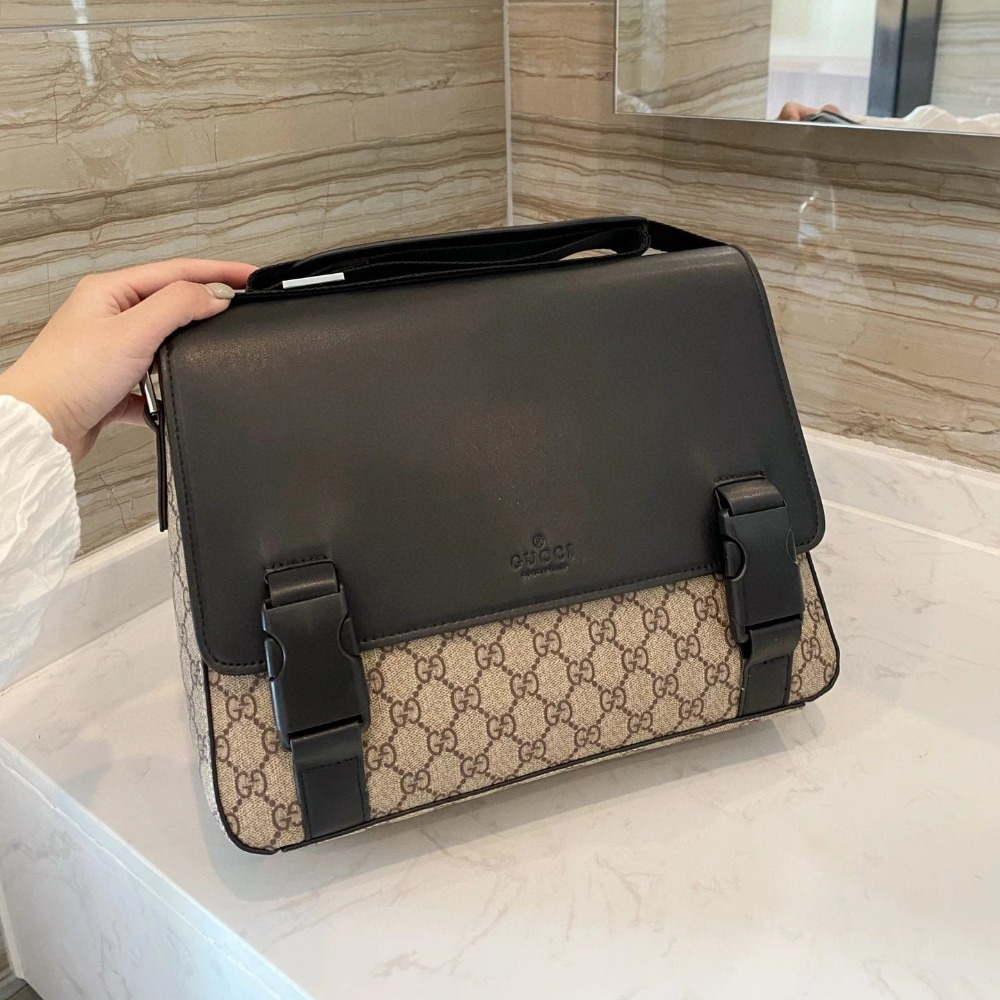 GUCCI郵差包 古馳包包 男生包包 男士斜背包 PVC拼牛皮翻蓋包 大容量單肩包 側背包 商務出差旅行包 休閒包 通勤-規格圖10