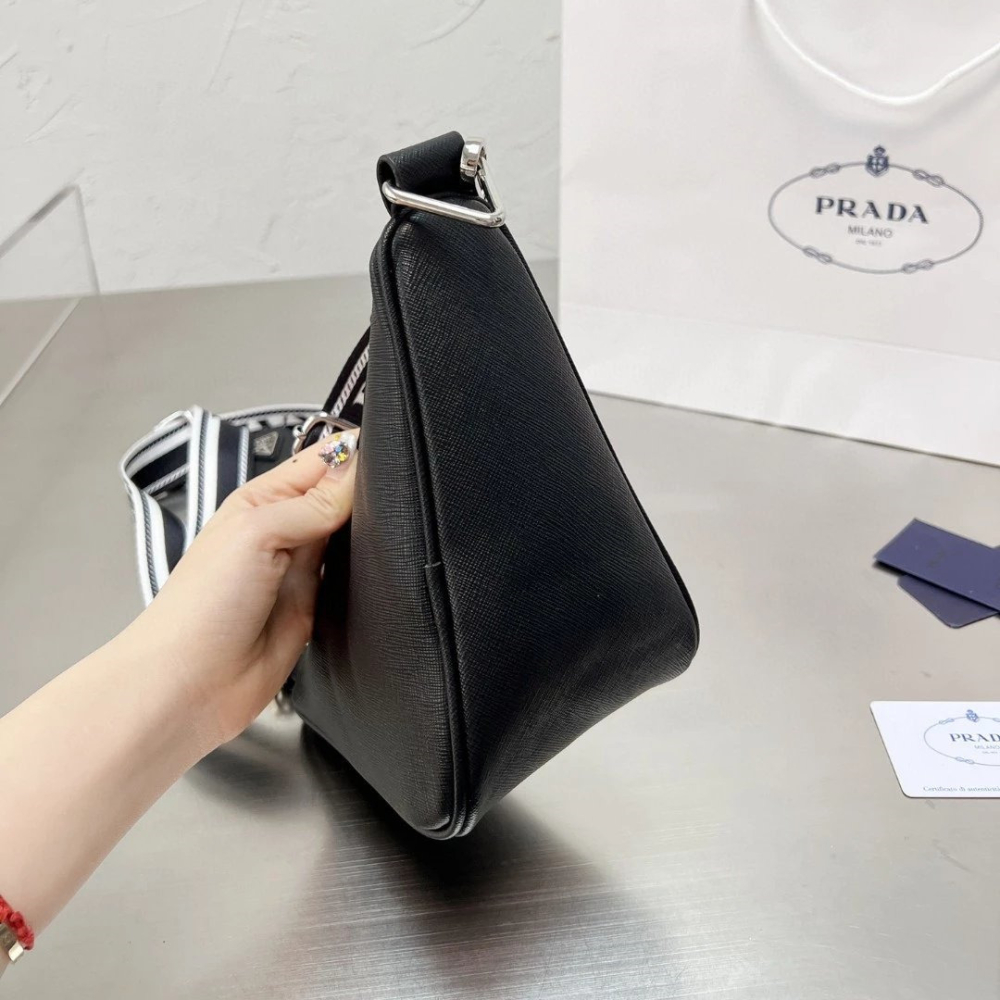 Prada普拉達包包 二合一三角包 Triangle Saffiano皮質壓花徽標單肩包 男女通用斜背包 時尚休閒包 通-細節圖8