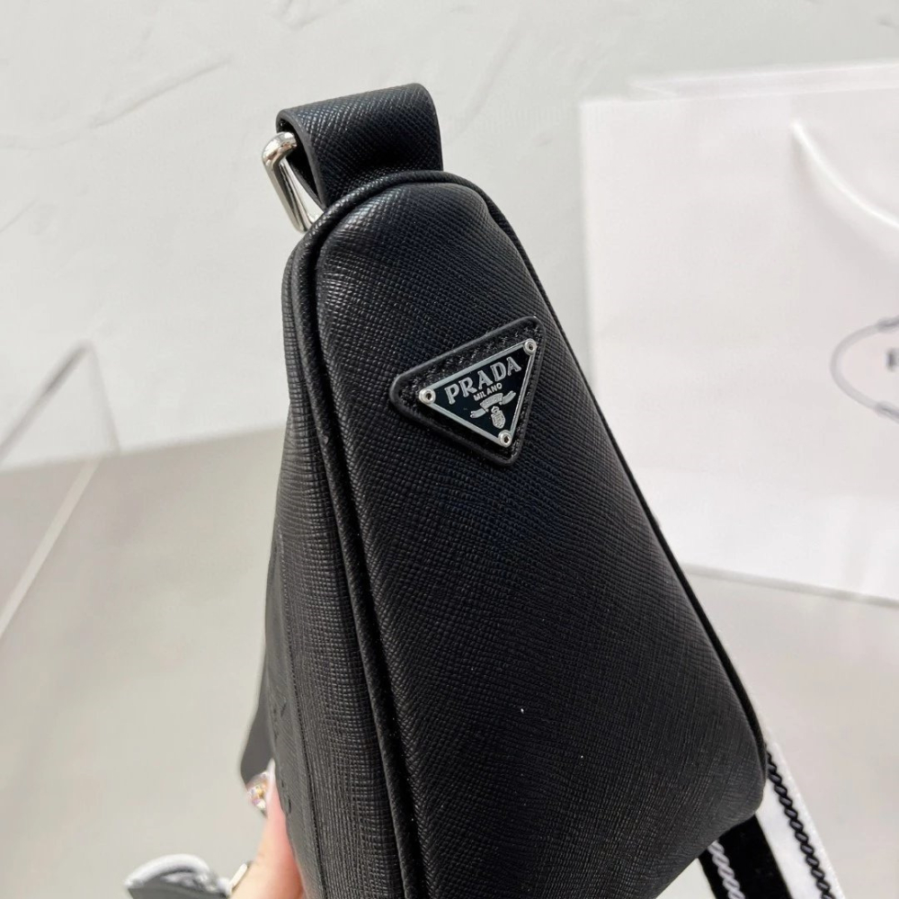 Prada普拉達包包 二合一三角包 Triangle Saffiano皮質壓花徽標單肩包 男女通用斜背包 時尚休閒包 通-細節圖9