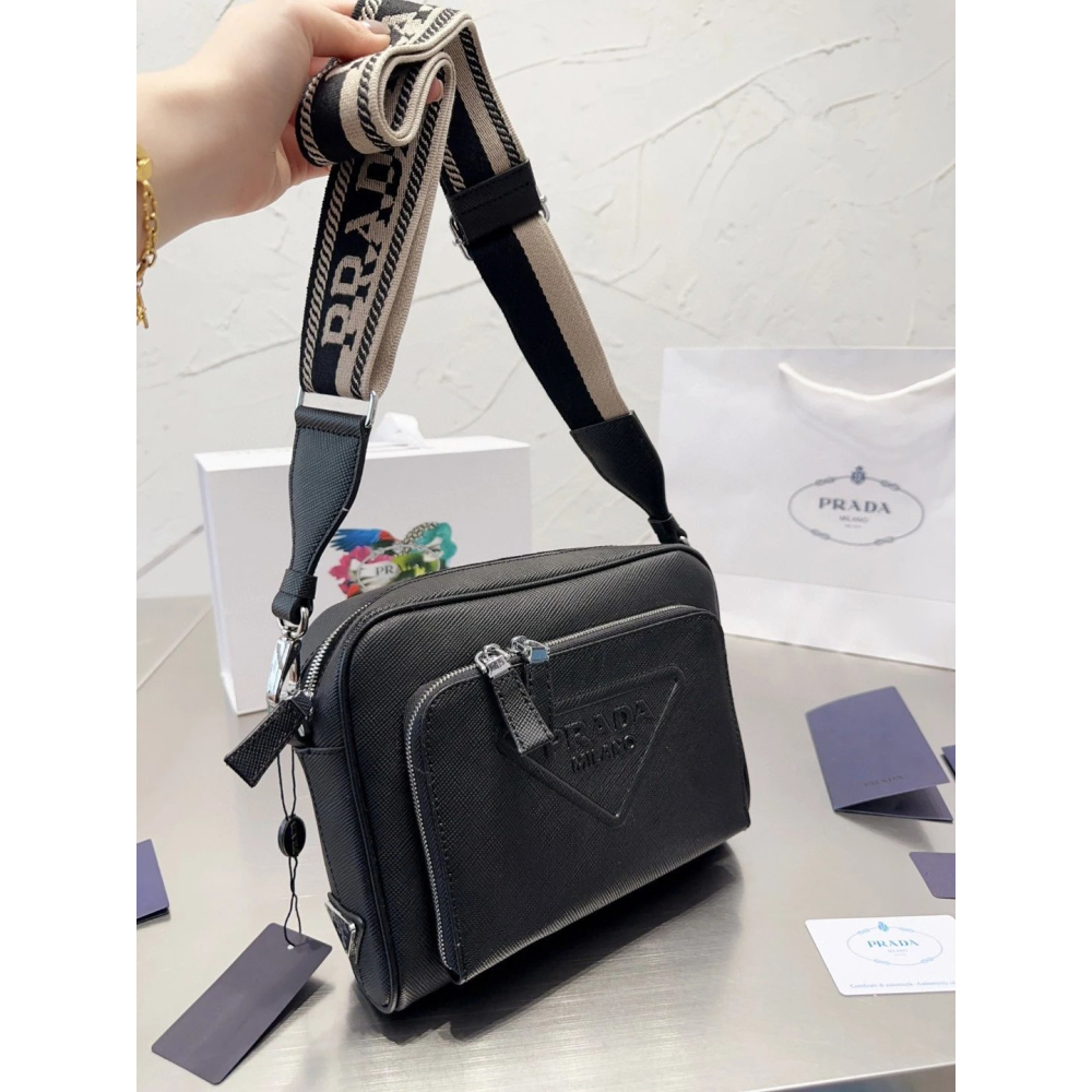 Prada普拉達相機包 男生包包 男士小方包 多隔層大容量背包 黑色真皮包包 三角標牛皮背包 寬肩帶郵差包 單肩包 側背-細節圖2