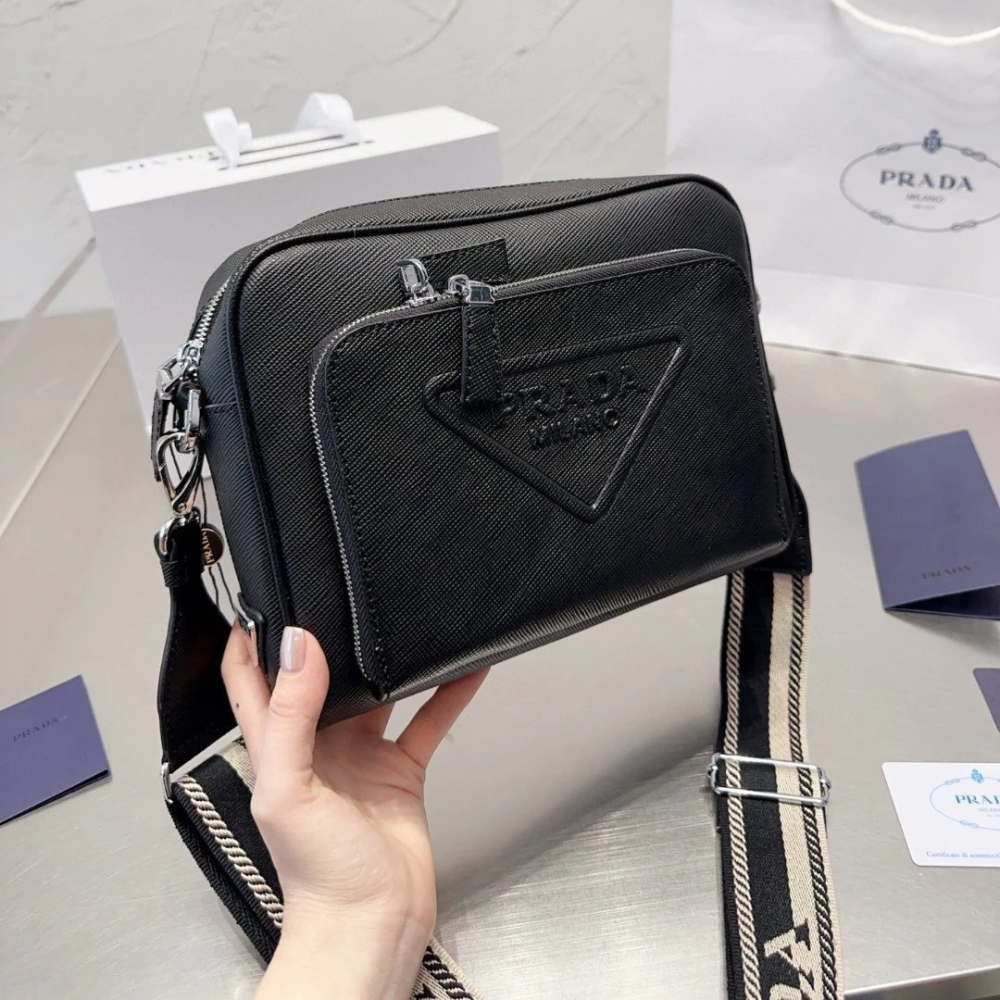 Prada普拉達相機包 男生包包 男士小方包 多隔層大容量背包 黑色真皮包包 三角標牛皮背包 寬肩帶郵差包 單肩包 側背-細節圖3