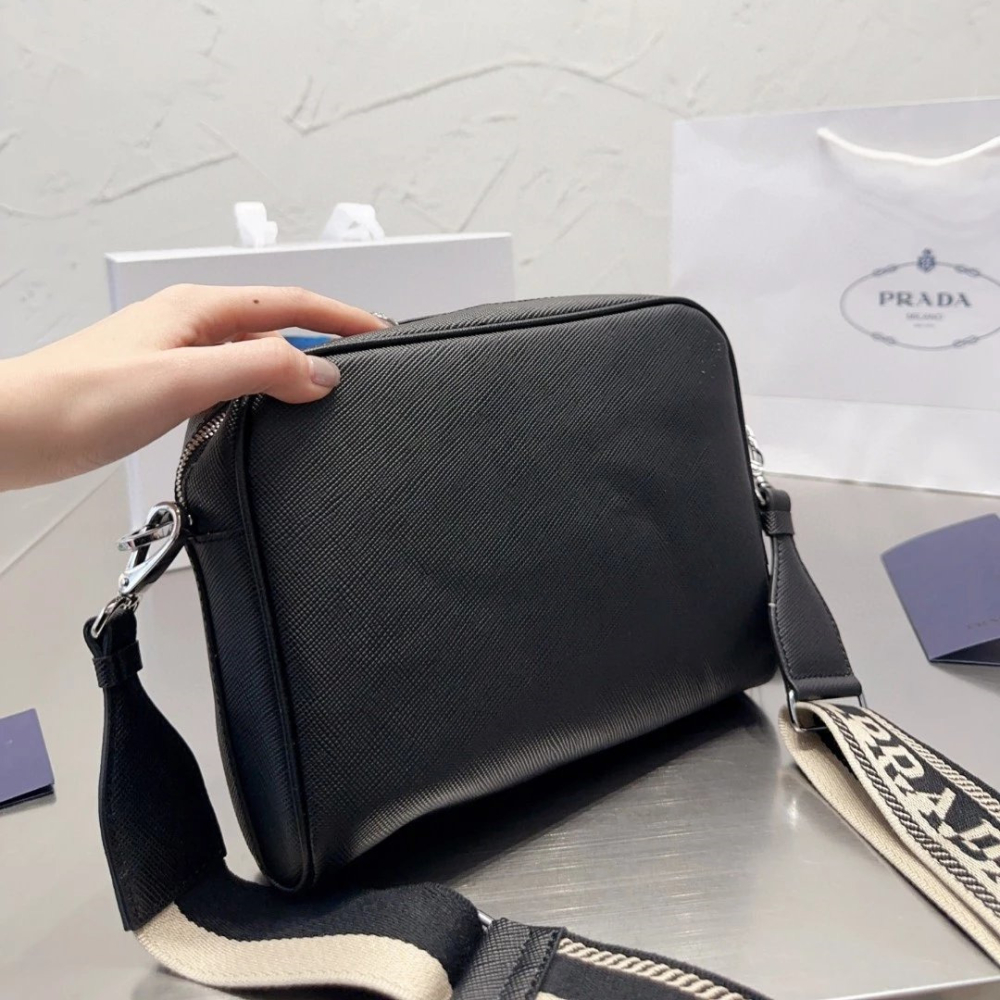 Prada普拉達相機包 男生包包 男士小方包 多隔層大容量背包 黑色真皮包包 三角標牛皮背包 寬肩帶郵差包 單肩包 側背-細節圖4