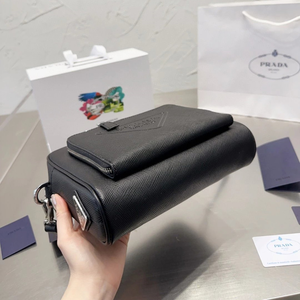 Prada普拉達相機包 男生包包 男士小方包 多隔層大容量背包 黑色真皮包包 三角標牛皮背包 寬肩帶郵差包 單肩包 側背-細節圖5