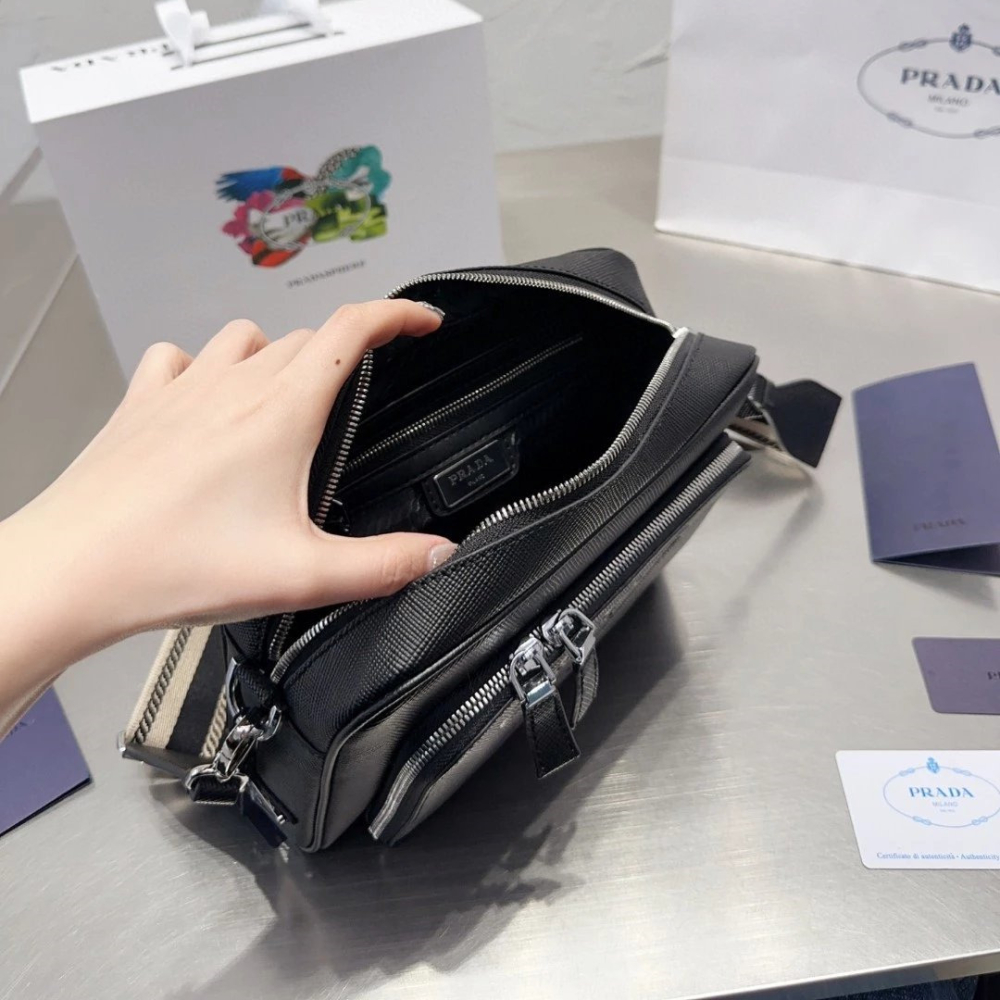 Prada普拉達相機包 男生包包 男士小方包 多隔層大容量背包 黑色真皮包包 三角標牛皮背包 寬肩帶郵差包 單肩包 側背-細節圖6