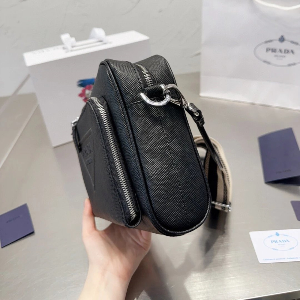 Prada普拉達相機包 男生包包 男士小方包 多隔層大容量背包 黑色真皮包包 三角標牛皮背包 寬肩帶郵差包 單肩包 側背-細節圖7