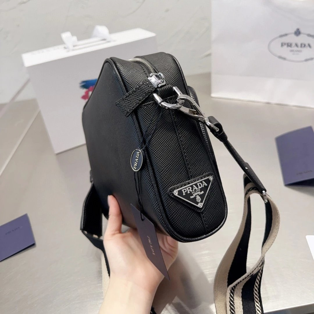 Prada普拉達相機包 男生包包 男士小方包 多隔層大容量背包 黑色真皮包包 三角標牛皮背包 寬肩帶郵差包 單肩包 側背-細節圖8