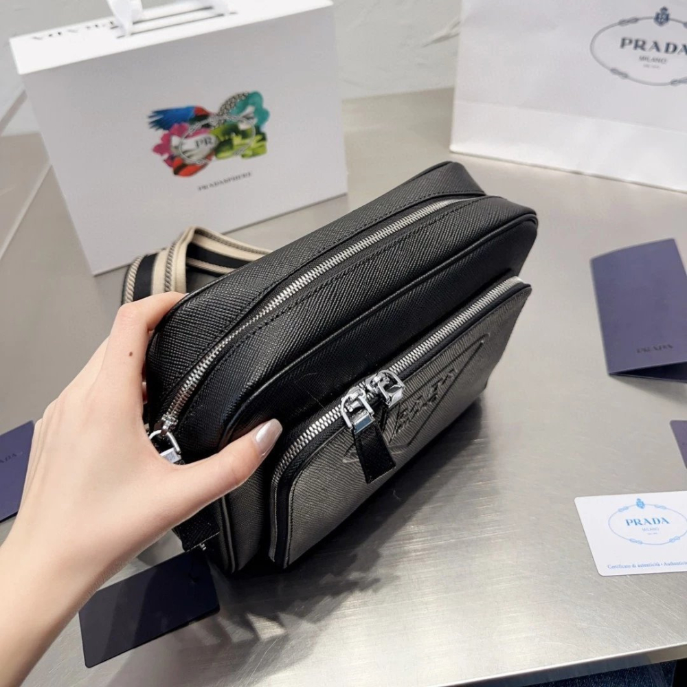Prada普拉達相機包 男生包包 男士小方包 多隔層大容量背包 黑色真皮包包 三角標牛皮背包 寬肩帶郵差包 單肩包 側背-細節圖9