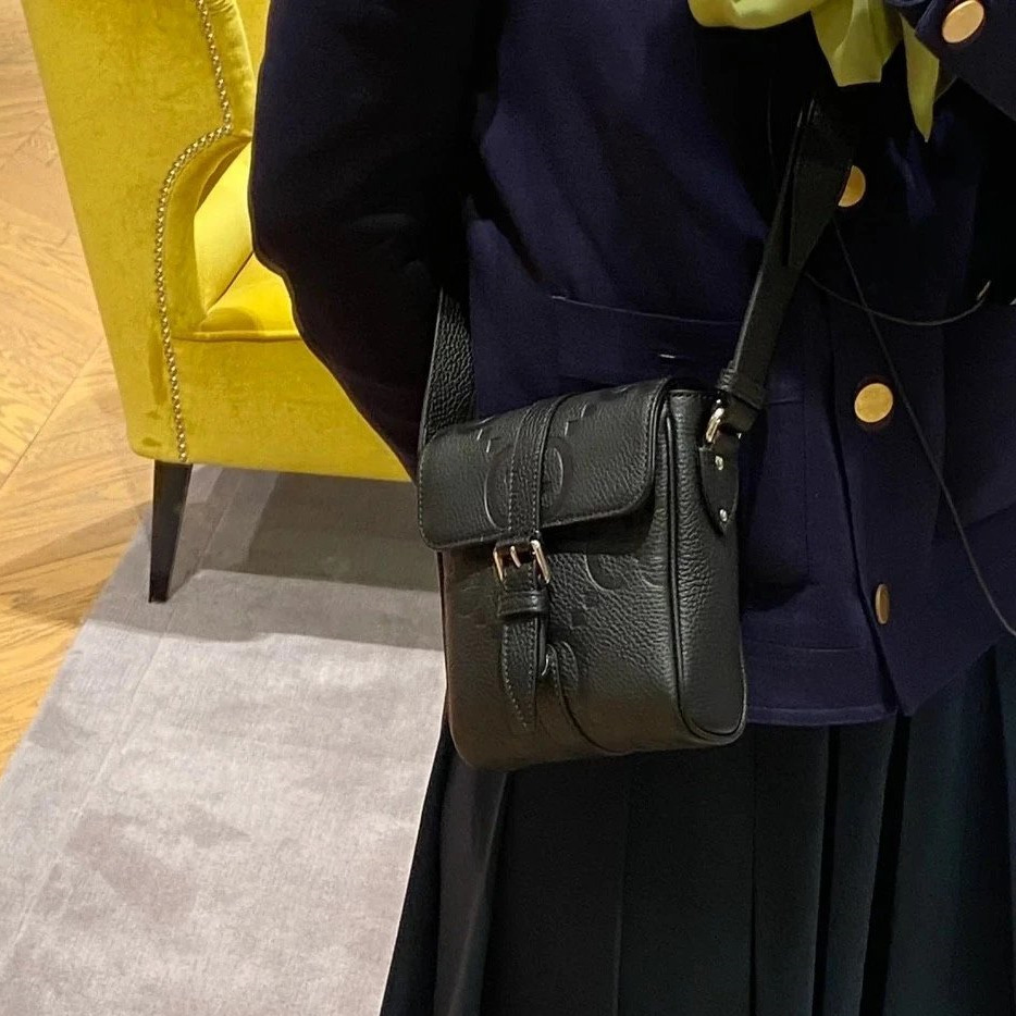 Gucci相機包 古馳包包 男女通用斜背包 經典老花壓紋黑色真皮背包 小背包 翻蓋郵差包 手機袋 旅行包 通勤百搭男包女-細節圖2