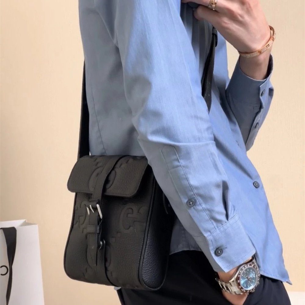 Gucci相機包 古馳包包 男女通用斜背包 經典老花壓紋黑色真皮背包 小背包 翻蓋郵差包 手機袋 旅行包 通勤百搭男包女-細節圖3