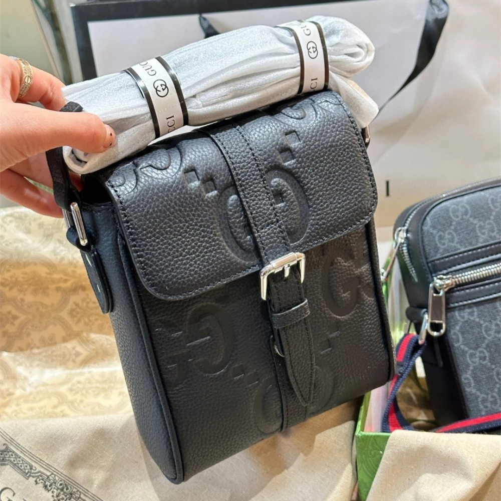 Gucci相機包 古馳包包 男女通用斜背包 經典老花壓紋黑色真皮背包 小背包 翻蓋郵差包 手機袋 旅行包 通勤百搭男包女-細節圖8