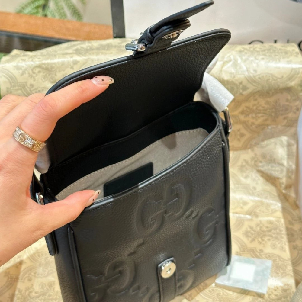 Gucci相機包 古馳包包 男女通用斜背包 經典老花壓紋黑色真皮背包 小背包 翻蓋郵差包 手機袋 旅行包 通勤百搭男包女-細節圖11