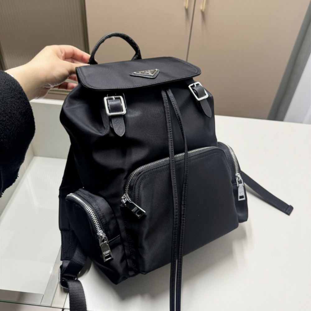 Prada普拉達雙肩包 男女通用背包 女生後背包 大容量翻蓋抽繩包 休閒包 通勤百搭背包 旅行包 書包 運動包 側背包手-規格圖9