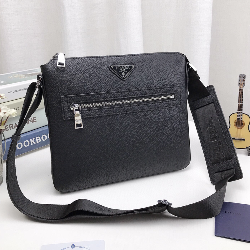 普拉達prada包包 素面皮質包包 男生斜背包 黑色牛皮背包 商務通勤包 休閒包 旅行包 郵差包 簡約百搭男包 公事包-細節圖2