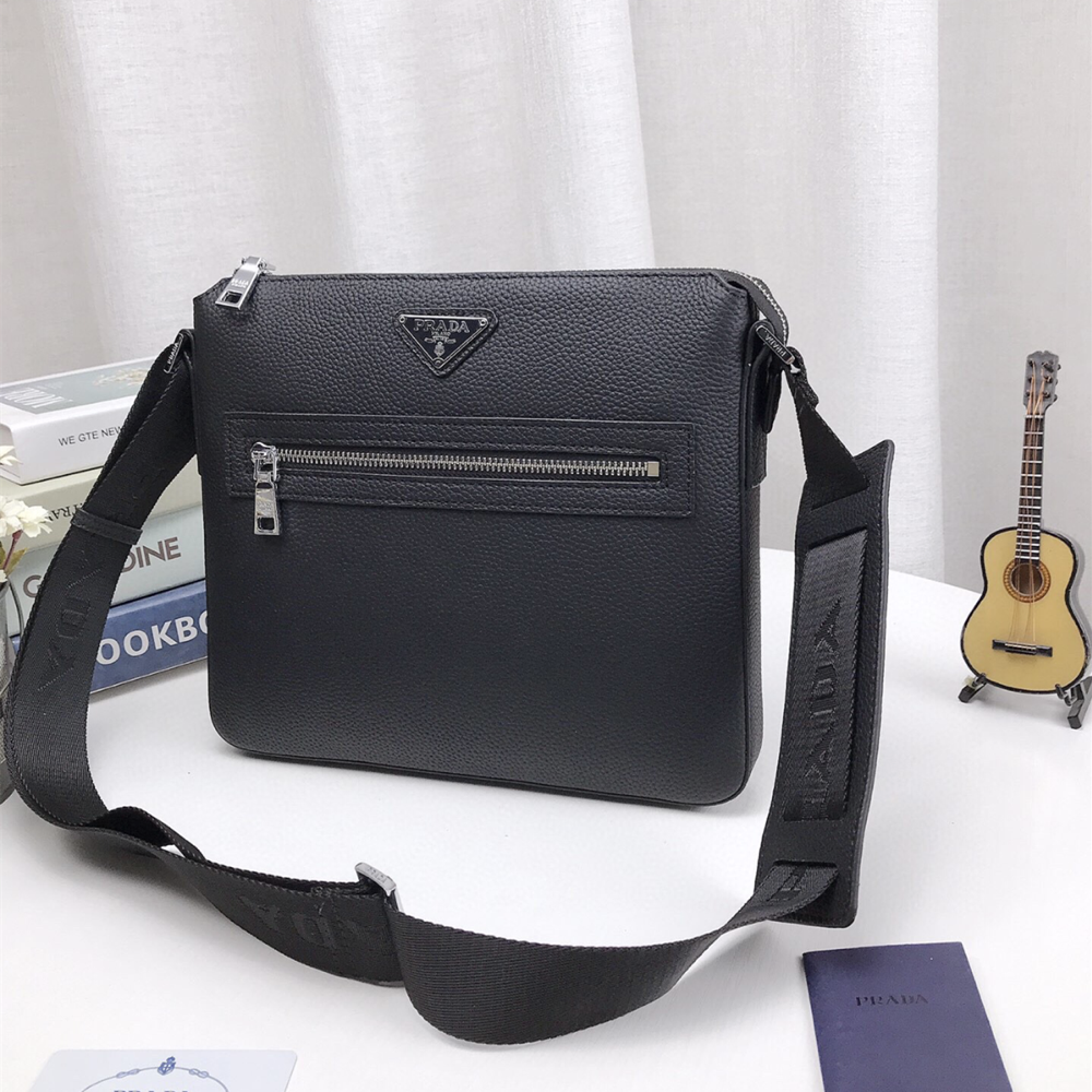 普拉達prada包包 素面皮質包包 男生斜背包 黑色牛皮背包 商務通勤包 休閒包 旅行包 郵差包 簡約百搭男包 公事包-細節圖4