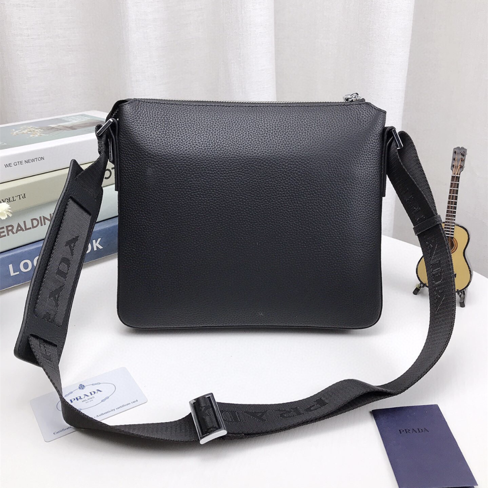 普拉達prada包包 素面皮質包包 男生斜背包 黑色牛皮背包 商務通勤包 休閒包 旅行包 郵差包 簡約百搭男包 公事包-細節圖5