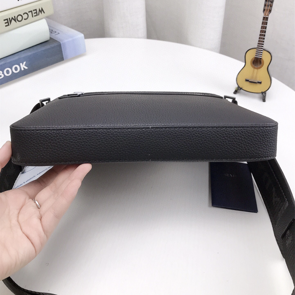 普拉達prada包包 素面皮質包包 男生斜背包 黑色牛皮背包 商務通勤包 休閒包 旅行包 郵差包 簡約百搭男包 公事包-細節圖6