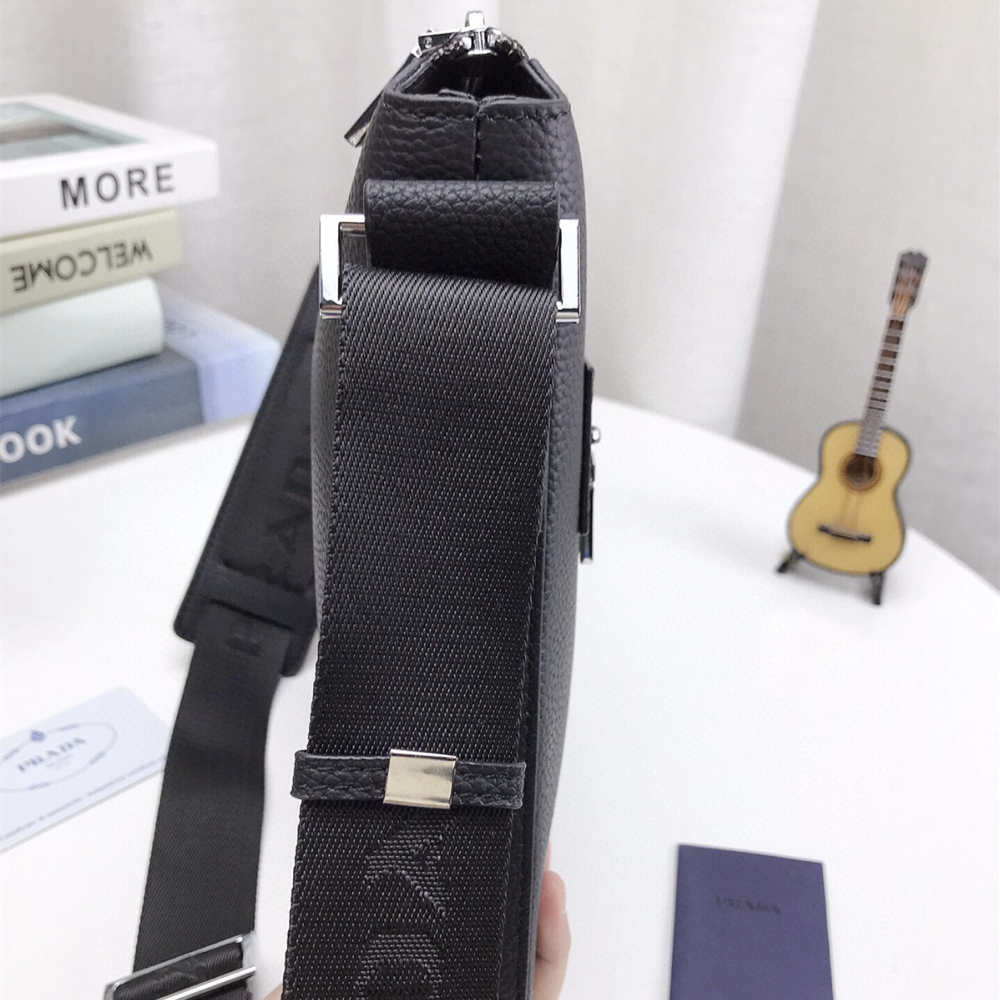 普拉達prada包包 素面皮質包包 男生斜背包 黑色牛皮背包 商務通勤包 休閒包 旅行包 郵差包 簡約百搭男包 公事包-細節圖7