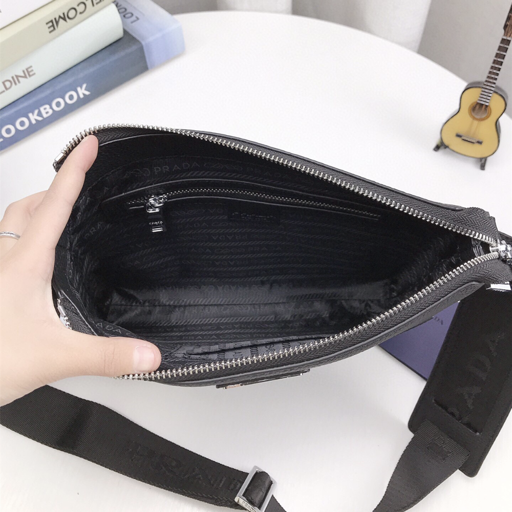 普拉達prada包包 素面皮質包包 男生斜背包 黑色牛皮背包 商務通勤包 休閒包 旅行包 郵差包 簡約百搭男包 公事包-細節圖8