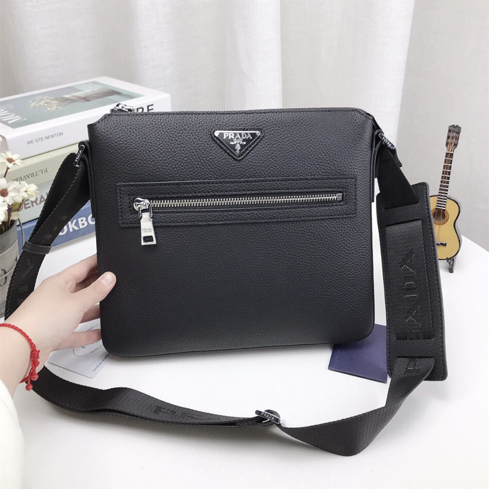 普拉達prada包包 素面皮質包包 男生斜背包 黑色牛皮背包 商務通勤包 休閒包 旅行包 郵差包 簡約百搭男包 公事包-規格圖8