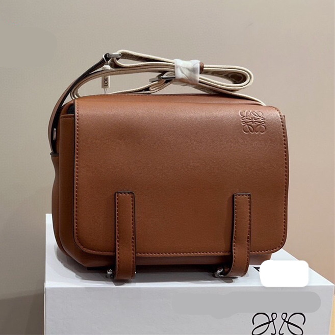 LOEWE包包 羅意威斜背包 翻蓋郵差包 男生包包 頭層牛皮背包 真皮皮質包包男 時尚休閒包 通勤百搭男包 旅行包-細節圖3