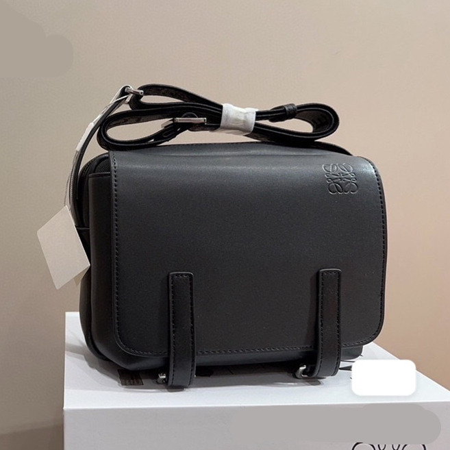 LOEWE包包 羅意威斜背包 翻蓋郵差包 男生包包 頭層牛皮背包 真皮皮質包包男 時尚休閒包 通勤百搭男包 旅行包-細節圖4