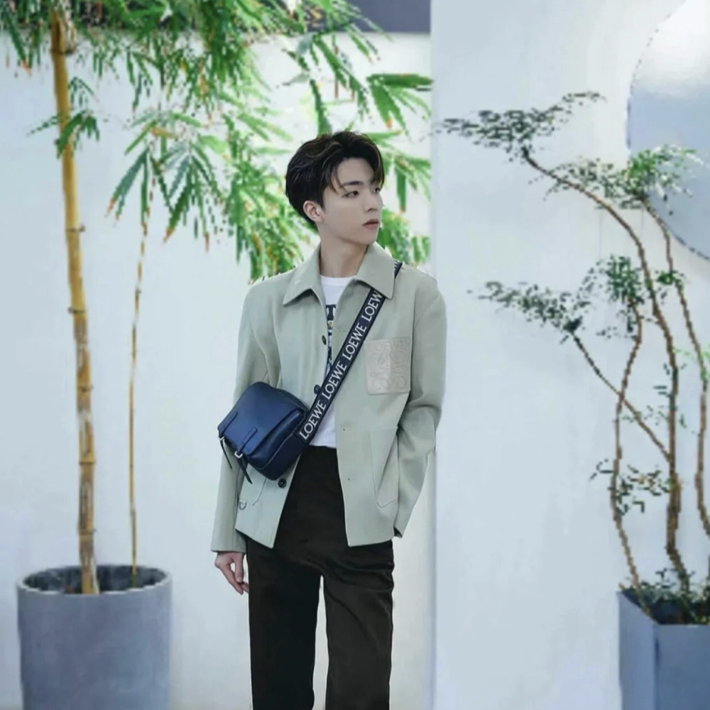 LOEWE包包 羅意威斜背包 翻蓋郵差包 男生包包 頭層牛皮背包 真皮皮質包包男 時尚休閒包 通勤百搭男包 旅行包-細節圖5