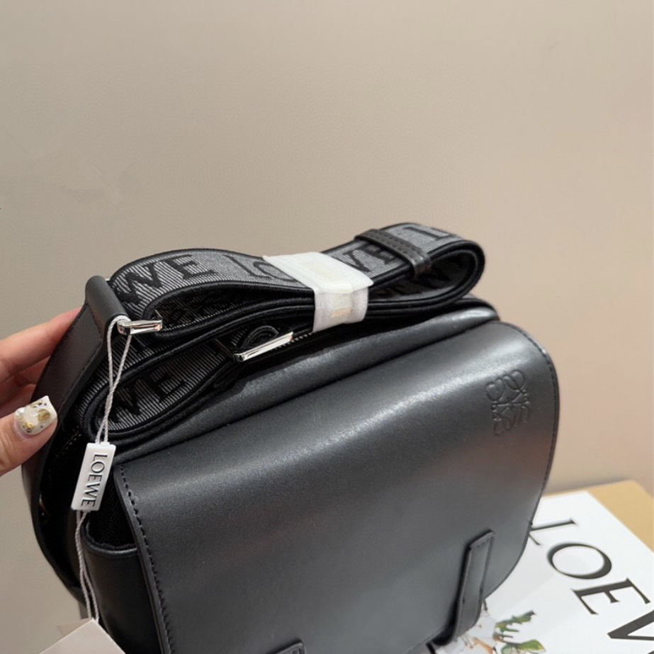 LOEWE包包 羅意威斜背包 翻蓋郵差包 男生包包 頭層牛皮背包 真皮皮質包包男 時尚休閒包 通勤百搭男包 旅行包-細節圖6