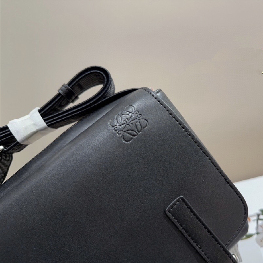 LOEWE包包 羅意威斜背包 翻蓋郵差包 男生包包 頭層牛皮背包 真皮皮質包包男 時尚休閒包 通勤百搭男包 旅行包-細節圖7