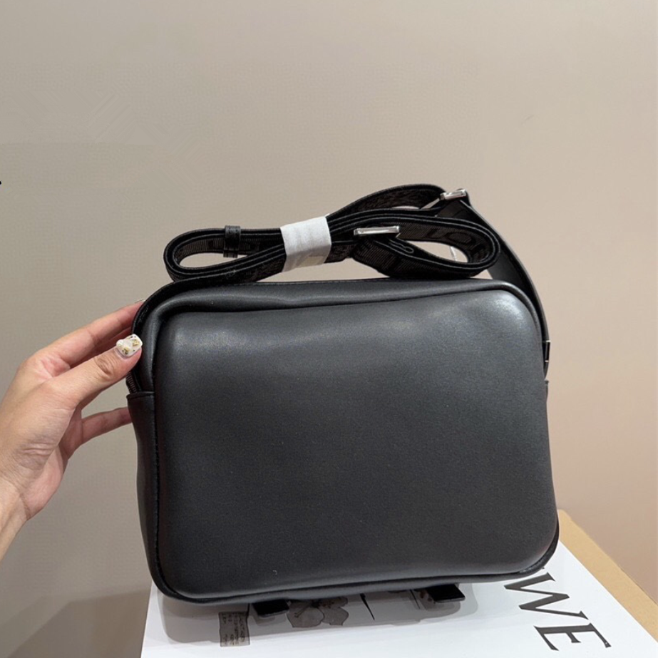 LOEWE包包 羅意威斜背包 翻蓋郵差包 男生包包 頭層牛皮背包 真皮皮質包包男 時尚休閒包 通勤百搭男包 旅行包-細節圖8