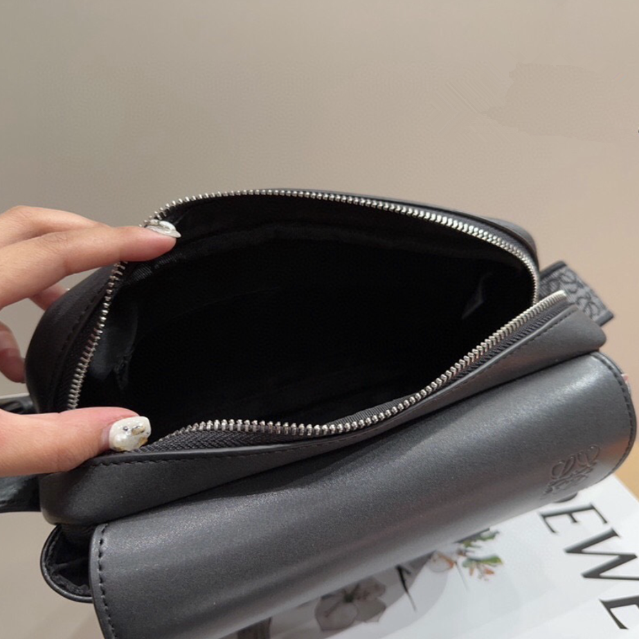 LOEWE包包 羅意威斜背包 翻蓋郵差包 男生包包 頭層牛皮背包 真皮皮質包包男 時尚休閒包 通勤百搭男包 旅行包-細節圖9