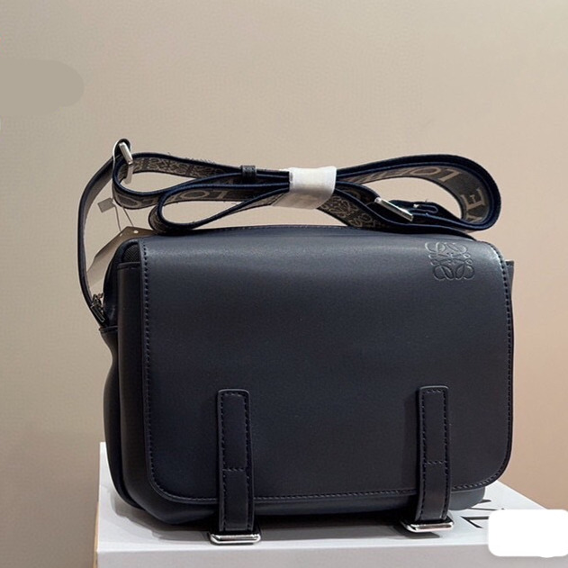 LOEWE包包 羅意威斜背包 翻蓋郵差包 男生包包 頭層牛皮背包 真皮皮質包包男 時尚休閒包 通勤百搭男包 旅行包-規格圖9